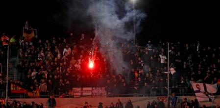 El lanzamiento de una bengala en el Camp Nou en el partido contra el Madrid del pasado martes ha disparado alarmas