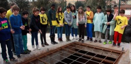 Els alumnes han pogut conèixer el funcionament de la caldera de biomassa que escalfa la seva escola.