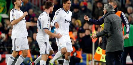 José Mourinho se dispone a celebrar con Varane y otros jugadores del Real Madrid el tercer tanto de su equipo ante el Barça en la Copa