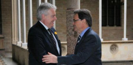 El president de la Generalitat, Artur Mas, saluda al primer ministro galés Carwyn Jones