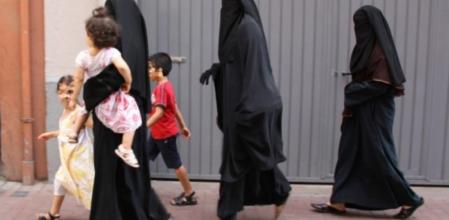 Mujeres con el velo integral en el centro de la ciudad de Lleida