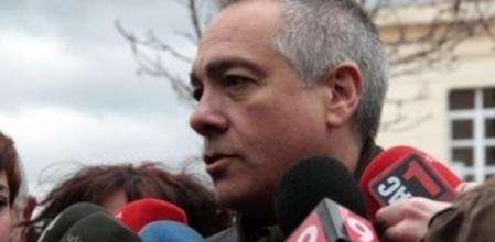 Pere Navarro atiende a los medios en la Plaça de l'Estació de Vic.