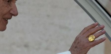 Benedicto XVI portando el anillo del pescador cuando abandona el vaticano