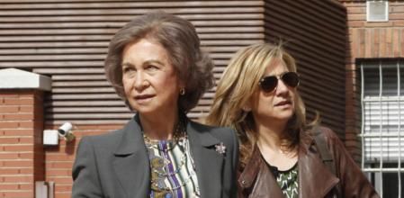La Reina Sofía y la Infanta Cristina abandonan el hospital donde ha sido operado el Rey.