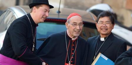 El falso obispo Ralph Napierski, en la foto a la izquierda, saluda al cardenal Sergio Sebiastiana en el Vaticano
