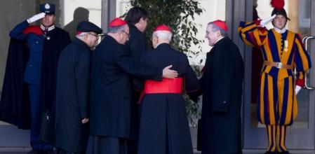 Varios cardenales, momentos antes de asistir a la primera reunión preparatoria del cónclave.