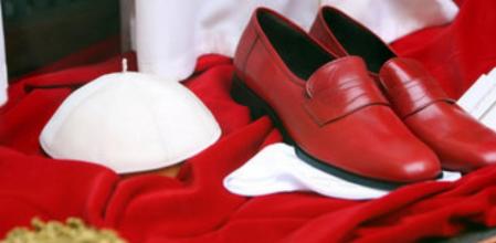 El casquete y los zapatos del próximo Papa ya están disponibles en el atelier de la familia Gammarelli en Roma