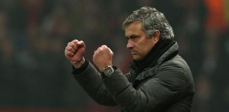 José Mourinho celebra uno de los goles e su equipo ante el Manchester United