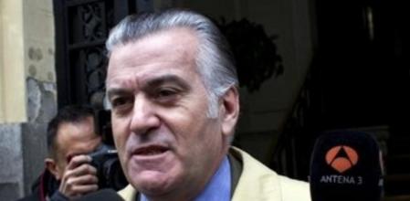 Luis Bárcenas a la salida de su vivienda en Madrid