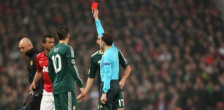 El árbitro turco Cuneyt Cakir expulsa a Nani en los inicios de la segunda parte