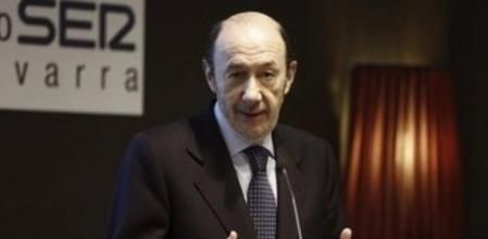 El secretario general del PSOE, Alfredo Pérez Rubalcaba, durante la conferencia en Pamplona.
