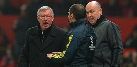 Álex Ferguson protesta al cuarto árbitro la decisión de Cakir