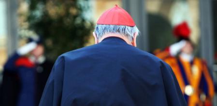 Un cardenal accede a la primera congregación preparatoria del cónclave