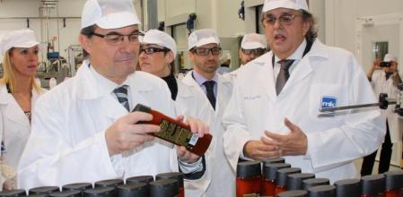 Mas revisa la producción de botellas de Laboratoris Maverick