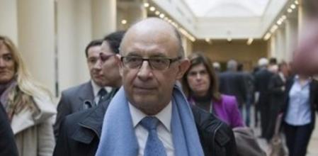 El ministro de Hacienda, Cristóbal Montoro, en los pasillos del Congreso.