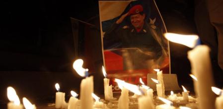 Velas por la muerte de Hugo Chávez ante la embajada de Venezuela en Quito, Ecuador