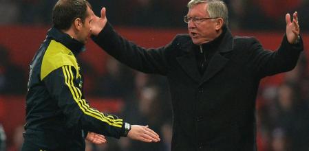 Alex Ferguson protesta ante el cuarto árbitro tras la expulsión de Nani