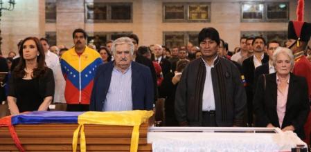 La presidenta argentina, Cristina Fernandez, el ahora presidente de Venezuela, Nicolás Maduro, el mandatario de Uruguay, Jose Mujica, y su mujer, Lucía Topolansky, y el de Bolivia, Evo Morales, muestran sus respetos ante el féretro de Hugo Chávez