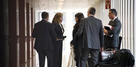 Alicia Sánchez-Camacho conversa con Maria Victoria Álvarez en los juzgado de Barcelona