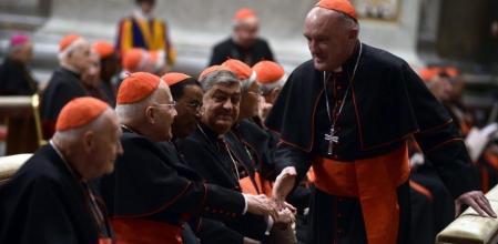 Varios cardenales rezan durante la Congregación encargada de fijar la fecha del comienzo del cónclave, en la Basílica de San Pedro