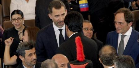 El Príncipe Felipe saluda a Nicolás Maduro (c, de espaldas), que a partir de hoy asumirá el Gobierno venezolano, durante los funerales del presidente Hugo Chávez