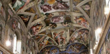 La Capilla Sixtina, con las mesas y las sillas preparadas para los cardenales electores, en el cónclave que en abril del 2005 eligió papa a Benedicto XVI