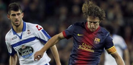 Carles Puyol controla el balón ante el delantero portugués Oliveira