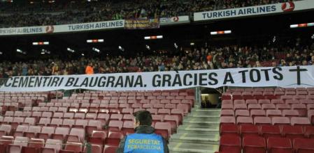 Vista de una pancarta que los aficionados de la grada de animación han mostrado hoy tras la negativa de la directiva de crear una grada para este colectivo, antes del comienzo del partido correspondiente a la vigésima séptima jornada de Liga de Primera División que el Barcelona y el Deportivo han disputado hoy en el Camp Nou de Barcelona.