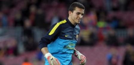 El portero suplente del F.C. Barcelona Jordi Masip, realiza ejercicios de calentamiento durante el partido