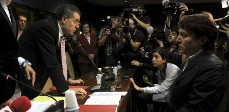 El portavoz de IAP, Ismael Álvarez (i), quien dimitió como alcalde del PP del municipio hace diez años tras ser condenado por acoso sexual