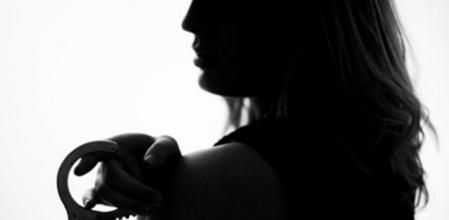 Una joven con unas esposas