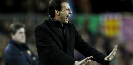Massimiliano Allegri da instrucciones a los jugadores del Milan durante el partido de vuelta de octavos de final la Liga de Campeones que el conjunto italiano disputó ante el FC Barcelona