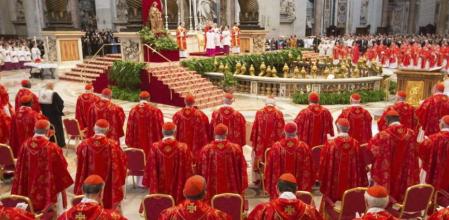 Los 115 cardenales asisten a la misa votiva 