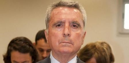 El torero José Ortega Cano esta mañana en la sala de la Audiencia de Sevilla, durante el juicio que lo enfrenta a cuatro años de cárcel por un presunto homicidio imprudente que causó el fallecimiento del conductor de otro vehículo en Castilblanco de los Arroyos (Sevilla)