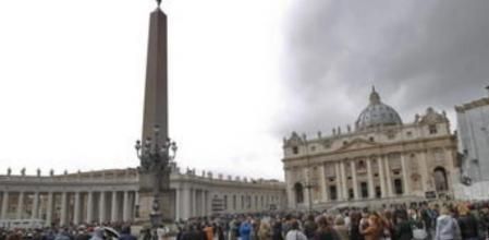 Fieles siguen la misa 'Pro eligendo Pontifice' a través de las pantallas instaladas en la Plaza de San Pedro del Vaticano