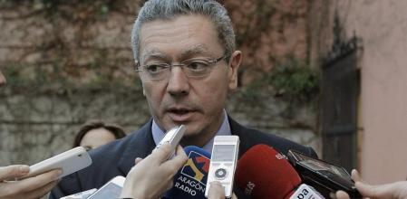 El ministro de Justicia, Alberto Ruiz Gallardón, atiende a los medios.