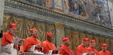 Cardenales reunidos en la Capilla Sixtina al inicio del cónclave para elegir nuevo Papa
