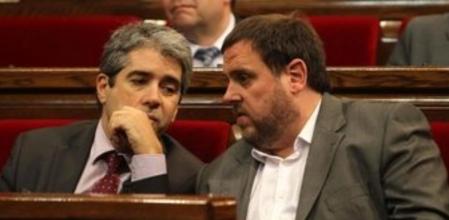 El lider de ERC, Oriol Junqueras, conversa con el conseller de Presidencia, Francesc Homs.