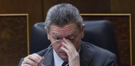 El ministro de Justicia, Alberto Ruiz Gallardón, en su escaño del Congreso