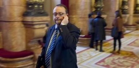 El diputado del PSC, Daniel Fernández, en los pasillos del Parlament