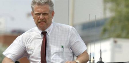 El director de la Volta Ciclista a Catalunya, Rubén Peris, siguiendo una etapa desde el coche oficial