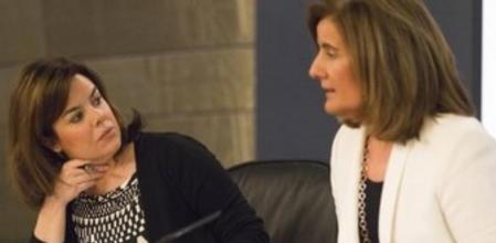 La vicepresidenta del Gobierno, Soraya Sáenz de Santamaría, y la ministra de Empleo, Fátima Báñez, en el Consejo de Ministros