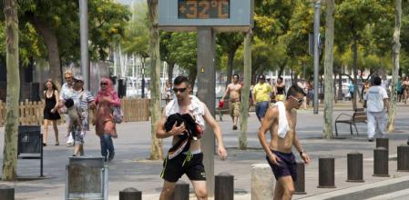 Turistas pasean por la avenida Joan de Borbó, en la Barceloneta
