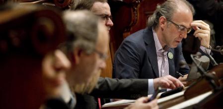 Ricard Gomà (ICV-EUiA) durante el pleno del Ayuntamiento de Barcelona