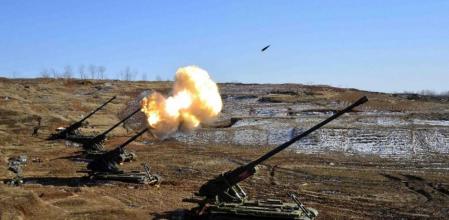 Fotografía sin fechar facilitada por la agencia estatal norcoreana KCNA el 14 de marzo de 2013, de la realización de ejercicios de artillería con islas fronterizas surcoreanas bajo el punto de mira