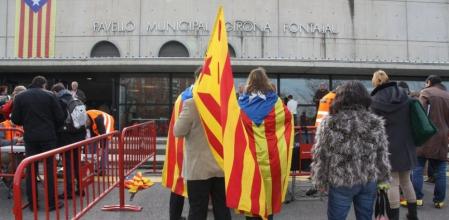 Estelades a la entrada del pabellón de Fontajau, donde se ha celebrado el acto.