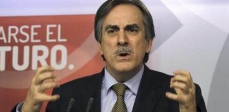 El portavoz de Economía del PSOE en el Congreso, Valeriano Gómez, durante una conferencia de prensa.