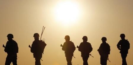 Los soldados surcoreanos patrullan por las playas de Yeonpyeong