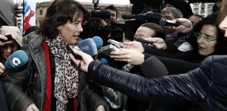 La jefa del Ejecutivo navarro y candidata a la presidencia de UPN, Yolanda Barcina, atiende a los medios de comunicación a su llegada al Baluarte
