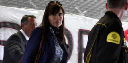 Maria Victòria Álvarez saliendo de los juzgados